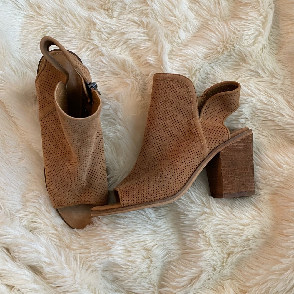 Steve Madden tan booties